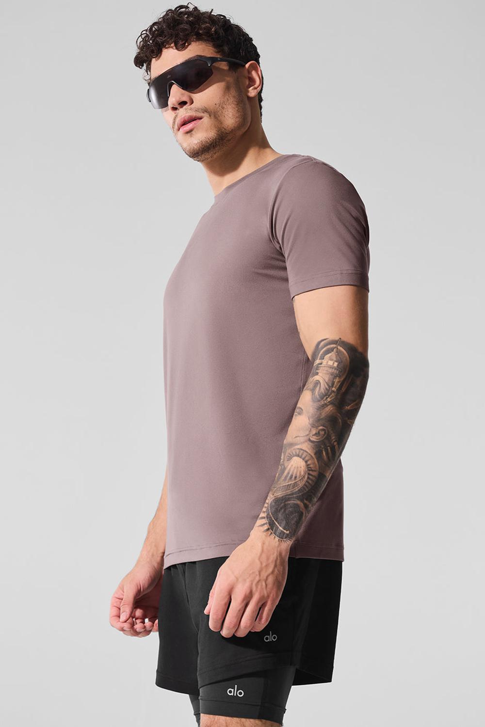 Alo Yoga Conquer Reform Crewneck Uomo Short Sleeve Mushroom | Italia  GAE-098625