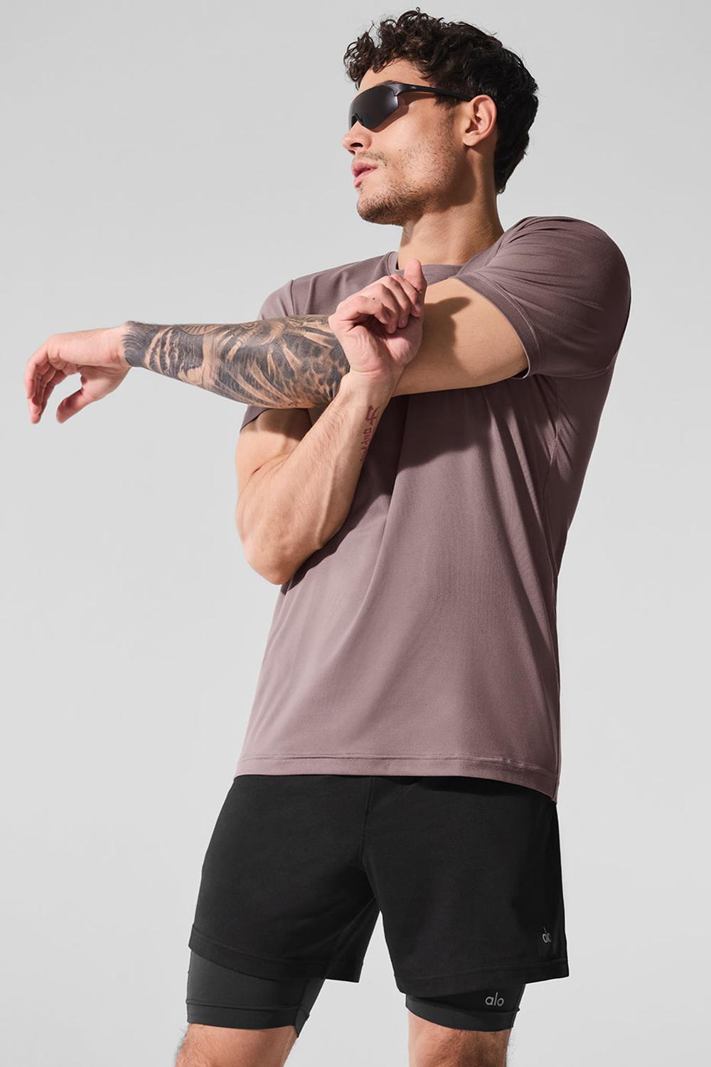 Alo Yoga Conquer Reform Crewneck Uomo Short Sleeve Mushroom | Italia  GAE-098625