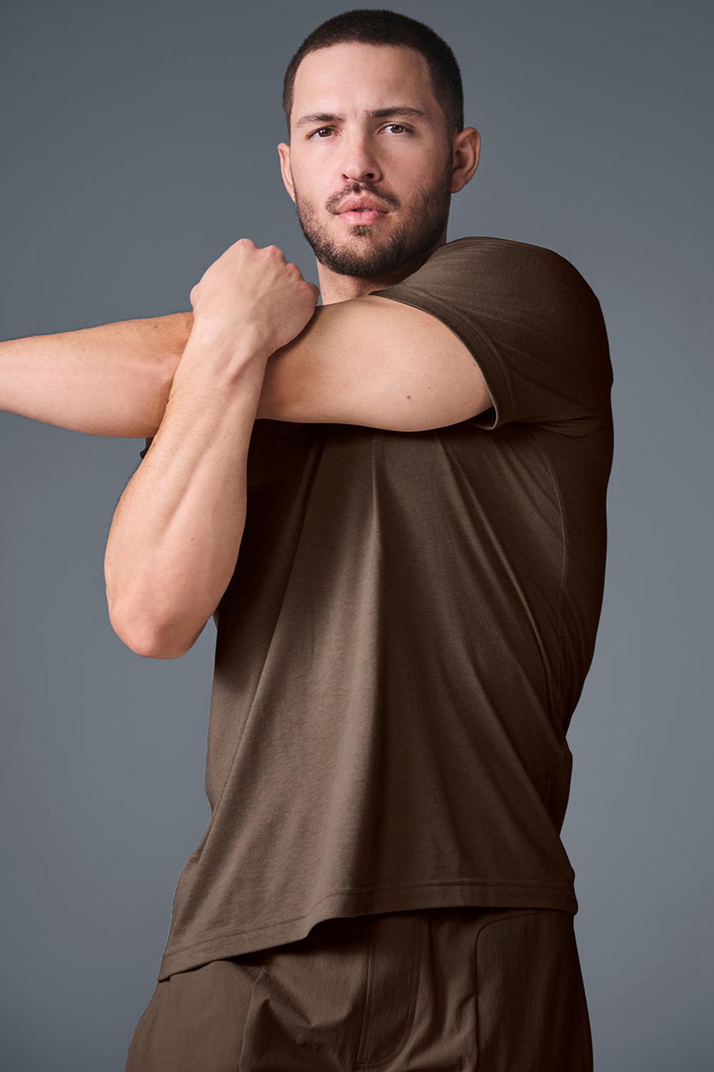 Alo Yoga Triumph Uomo Tee Espresso | Italia  VWI-168453